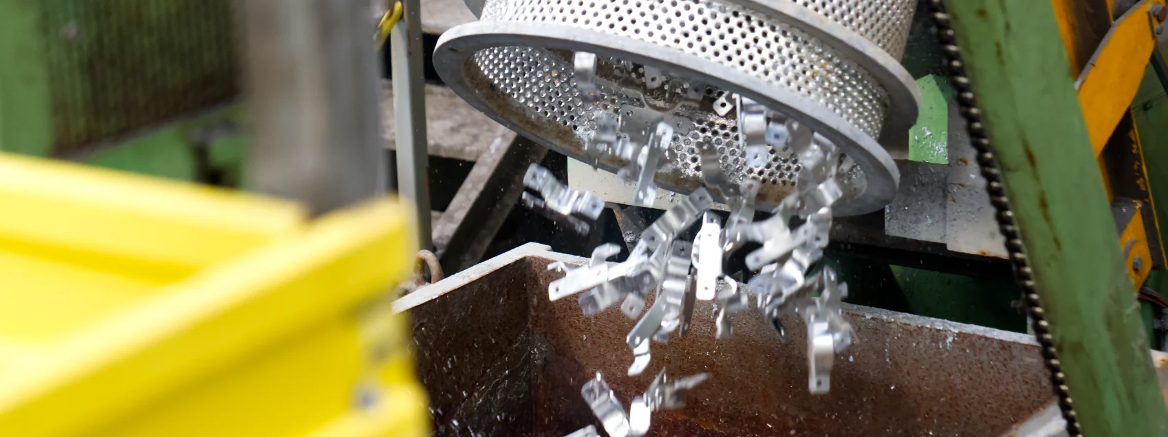 Centrifugal galvanizing – discharging galvanized parts into a water bath