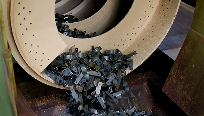 Automatic unloading of small steel parts after acid pickling.