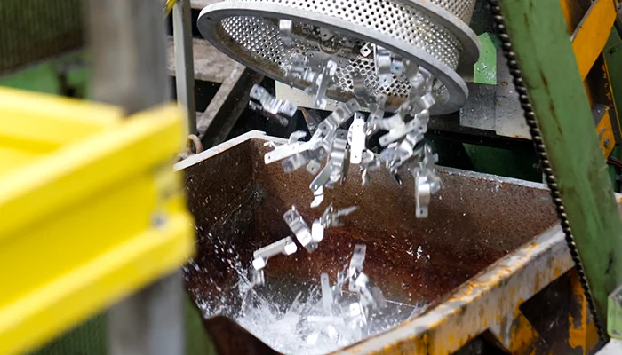 Centrifugal galvanizing – discharging galvanized parts into a water bath.